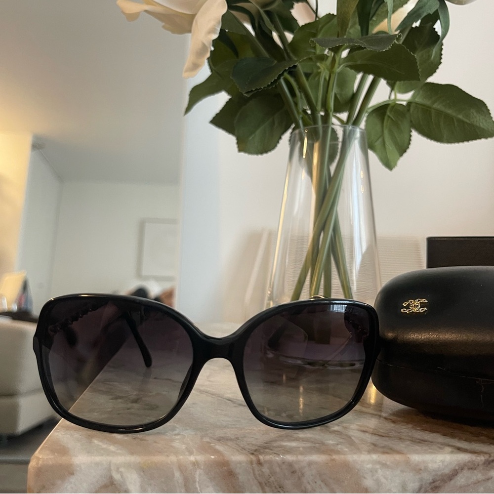 Women's Black Oversized Sunglasses - Classic Shade